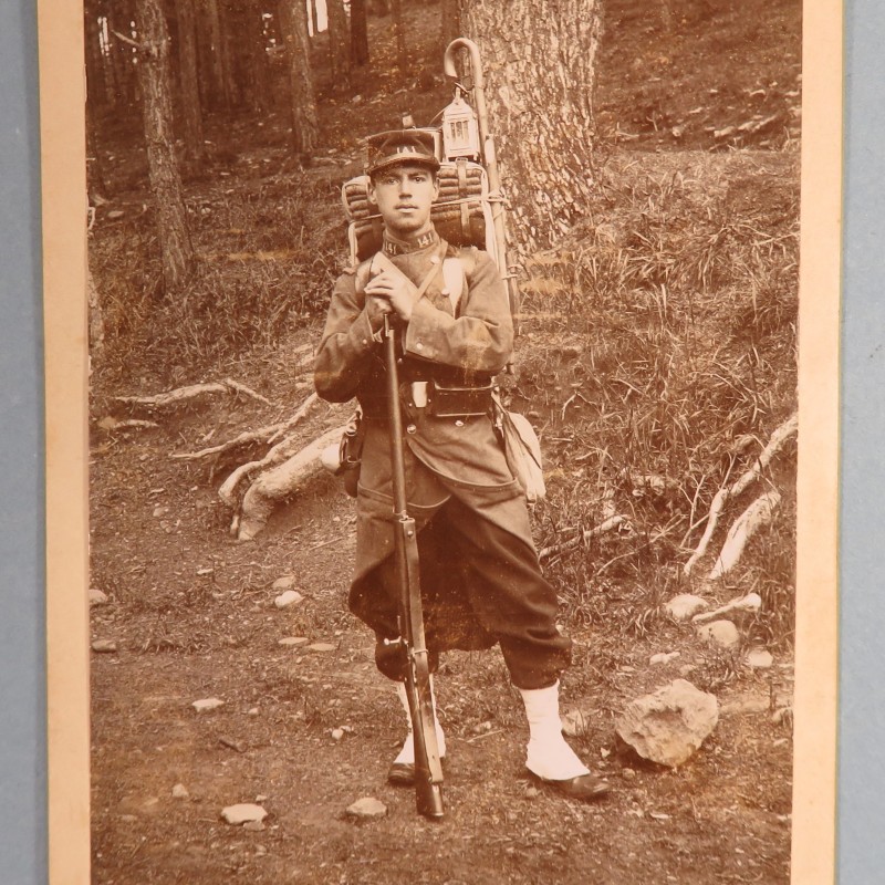 PHOTO CARTONNEE FORMAT 16 X 10 D'UN SOLDAT DU 141 ème RIC REGIMENT D'INFANTERIE DE LIGNE OU TERRITORIALE EN CAMPAGNE VERS 1900