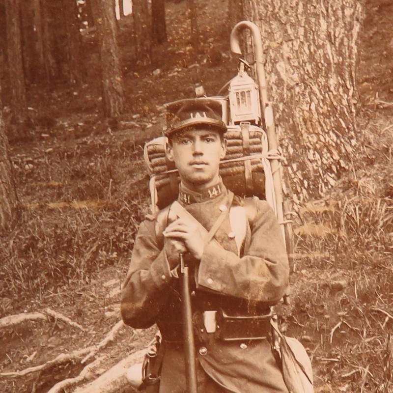 PHOTO CARTONNEE FORMAT 16 X 10 D'UN SOLDAT DU 141 ème RIC REGIMENT D'INFANTERIE DE LIGNE OU TERRITORIALE EN CAMPAGNE VERS 1900