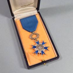 FRANCE MEDAILLE DE CHEVALIER DE L'ORDRE NATIONAL DU MERITE ONM FABRICATION EN ARGENT ARTHUS BERTRAND BOITE RF