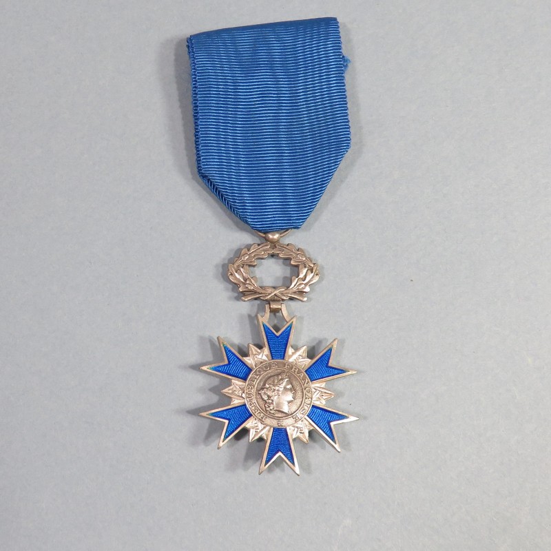 FRANCE MEDAILLE DE CHEVALIER DE L'ORDRE NATIONAL DU MERITE ONM FABRICATION EN ARGENT ARTHUS BERTRAND BOITE RF