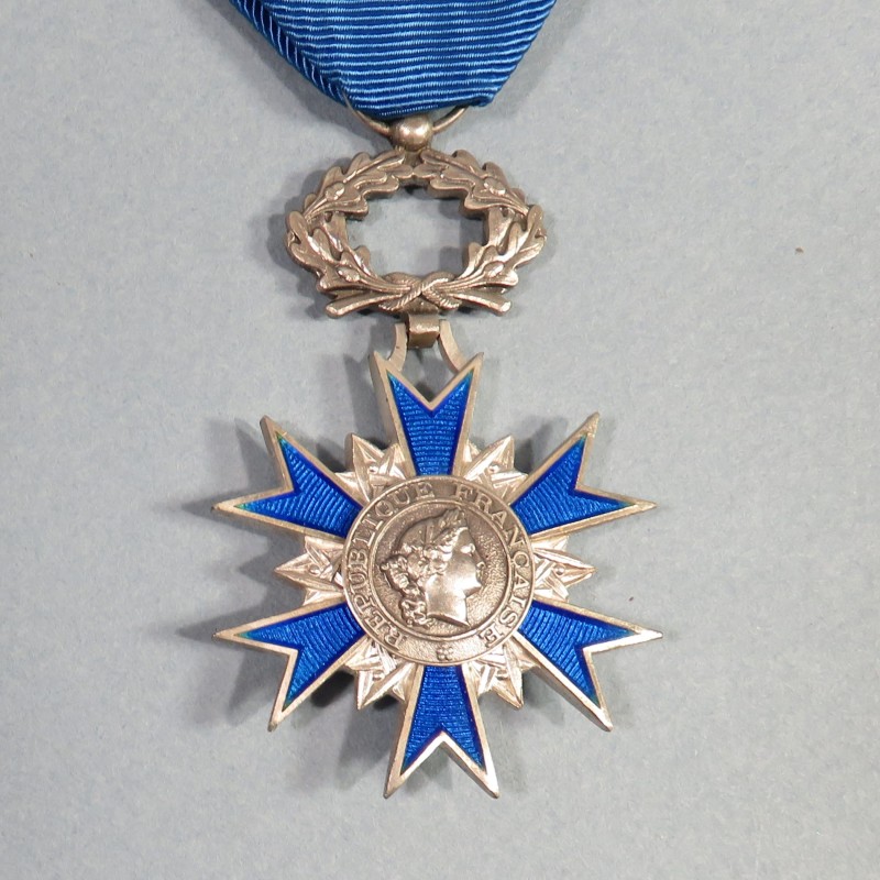 FRANCE MEDAILLE DE CHEVALIER DE L'ORDRE NATIONAL DU MERITE ONM FABRICATION EN ARGENT ARTHUS BERTRAND BOITE RF