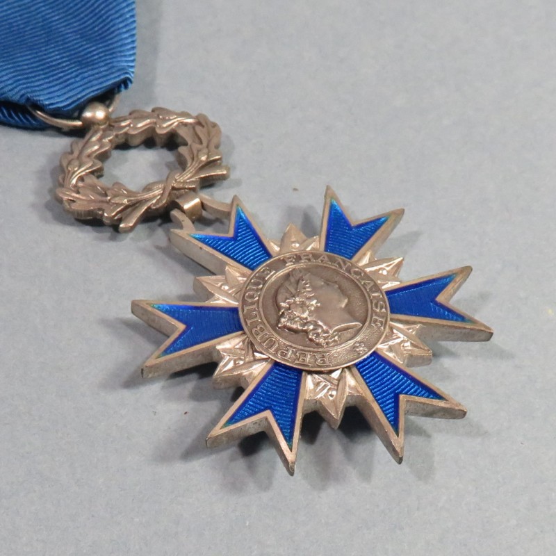 FRANCE MEDAILLE DE CHEVALIER DE L'ORDRE NATIONAL DU MERITE ONM FABRICATION EN ARGENT ARTHUS BERTRAND BOITE RF