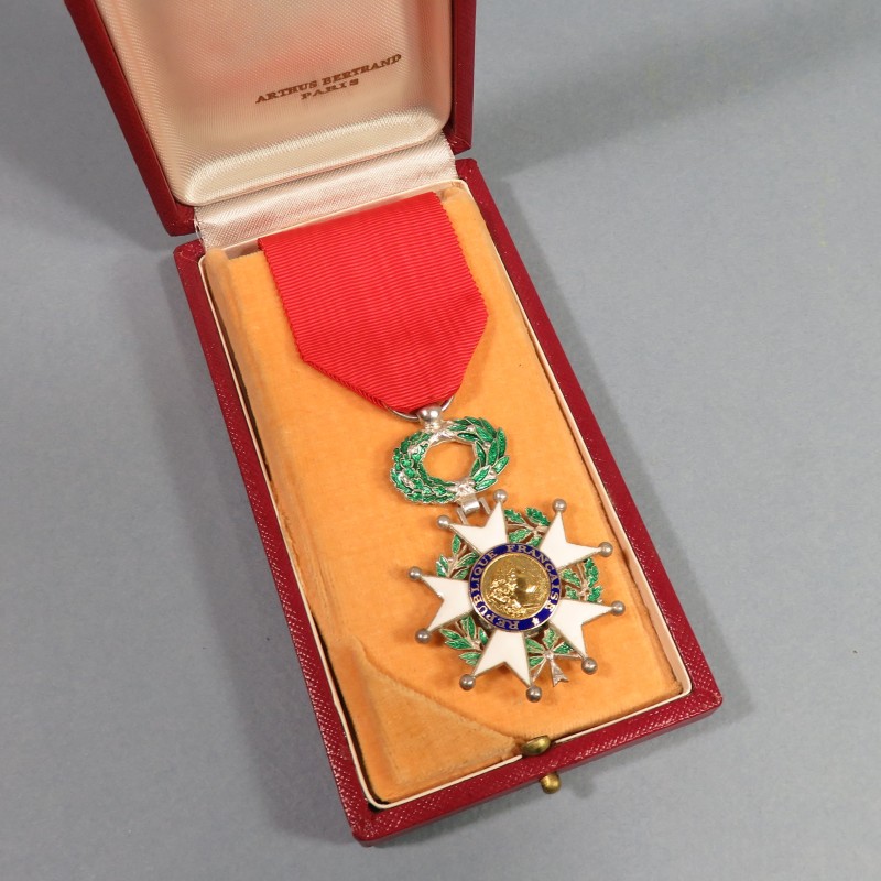 FRANCE MEDAILLE DE CHEVALIER DE L'ORDRE DE LA LEGION D'HONNEUR 5 ème REPUBLIQUE EN ARGENT EN COFFRET RF