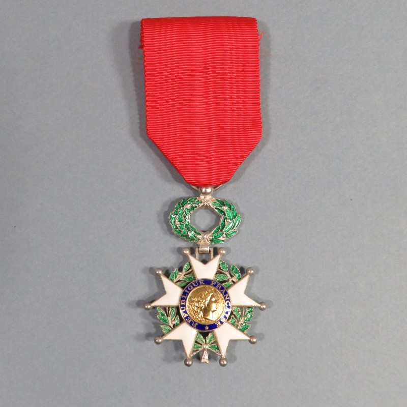 FRANCE MEDAILLE DE CHEVALIER DE L'ORDRE DE LA LEGION D'HONNEUR 5 ème REPUBLIQUE EN ARGENT EN COFFRET RF