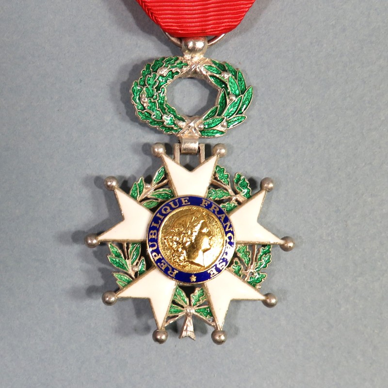 FRANCE MEDAILLE DE CHEVALIER DE L'ORDRE DE LA LEGION D'HONNEUR 5 ème REPUBLIQUE EN ARGENT EN COFFRET RF