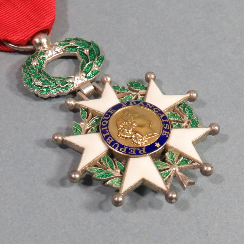 FRANCE MEDAILLE DE CHEVALIER DE L'ORDRE DE LA LEGION D'HONNEUR 5 ème REPUBLIQUE EN ARGENT EN COFFRET RF