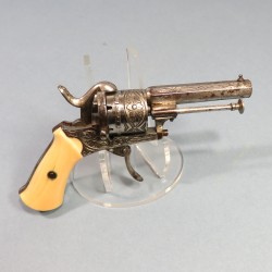 TRES BEAU PETIT REVOLVER DE CALIBRE 5 mm A BROCHE DE TYPE LEFAUCHEUX FABRICATION LIEGE VERS 1860 - 1880