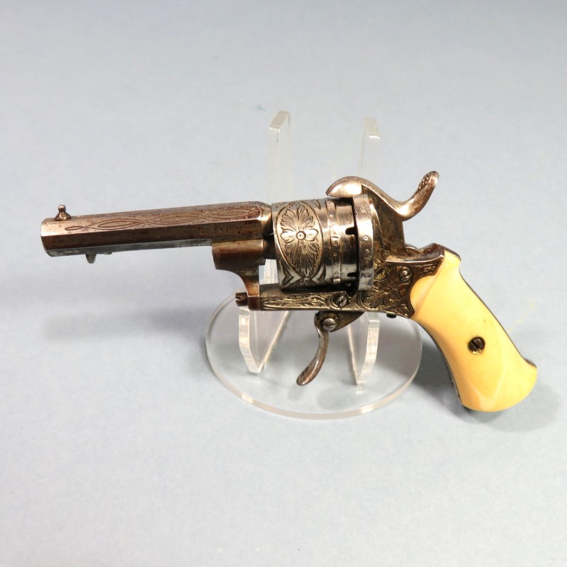 TRES BEAU PETIT REVOLVER DE CALIBRE 5 mm A BROCHE DE TYPE LEFAUCHEUX FABRICATION LIEGE VERS 1860 - 1880