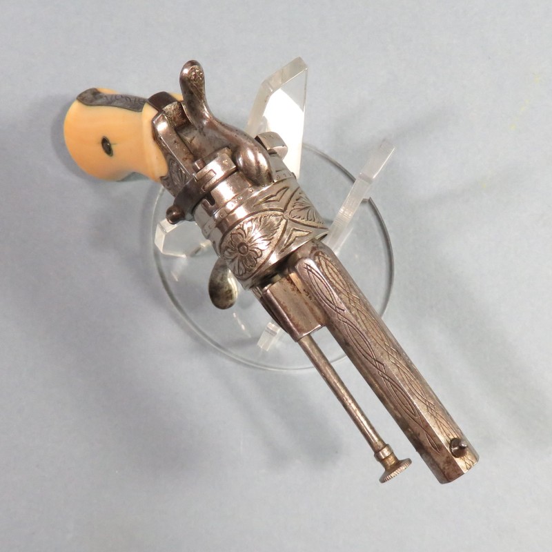 TRES BEAU PETIT REVOLVER DE CALIBRE 5 mm A BROCHE DE TYPE LEFAUCHEUX FABRICATION LIEGE VERS 1860 - 1880