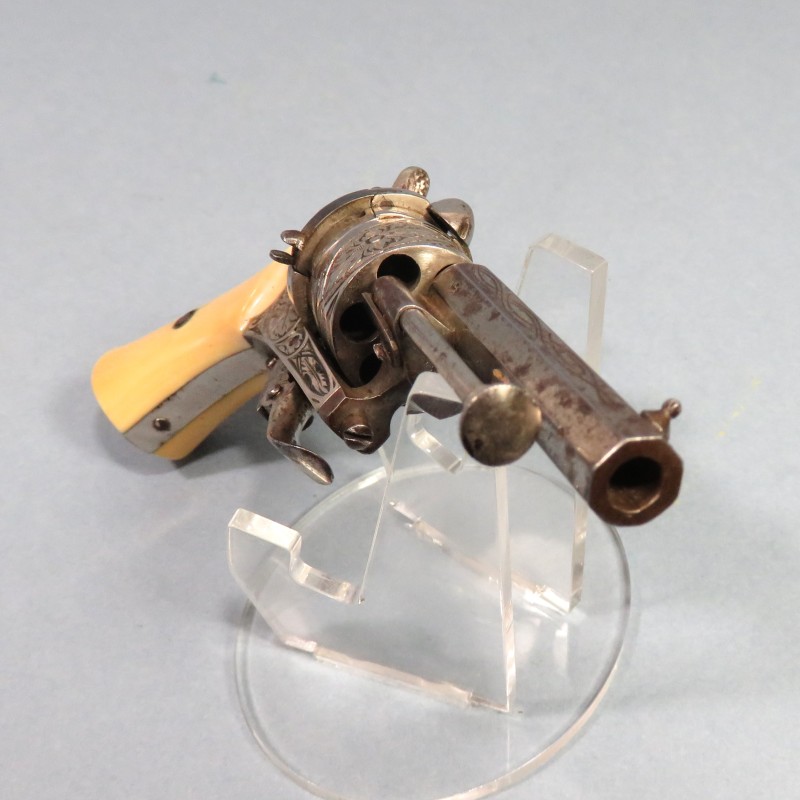 TRES BEAU PETIT REVOLVER DE CALIBRE 5 mm A BROCHE DE TYPE LEFAUCHEUX FABRICATION LIEGE VERS 1860 - 1880