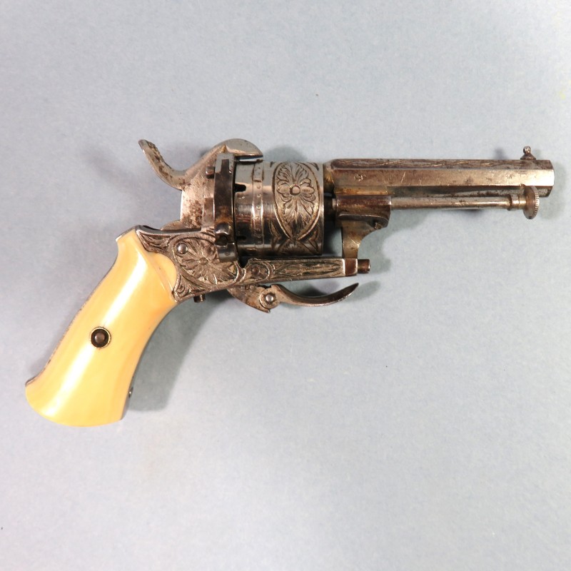 TRES BEAU PETIT REVOLVER DE CALIBRE 5 mm A BROCHE DE TYPE LEFAUCHEUX FABRICATION LIEGE VERS 1860 - 1880