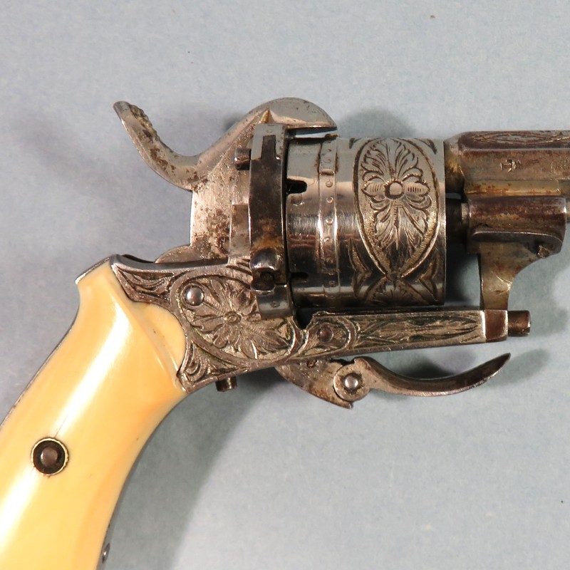 TRES BEAU PETIT REVOLVER DE CALIBRE 5 mm A BROCHE DE TYPE LEFAUCHEUX FABRICATION LIEGE VERS 1860 - 1880