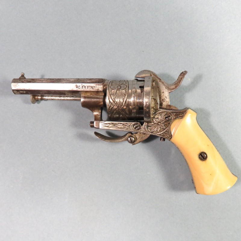 TRES BEAU PETIT REVOLVER DE CALIBRE 5 mm A BROCHE DE TYPE LEFAUCHEUX FABRICATION LIEGE VERS 1860 - 1880