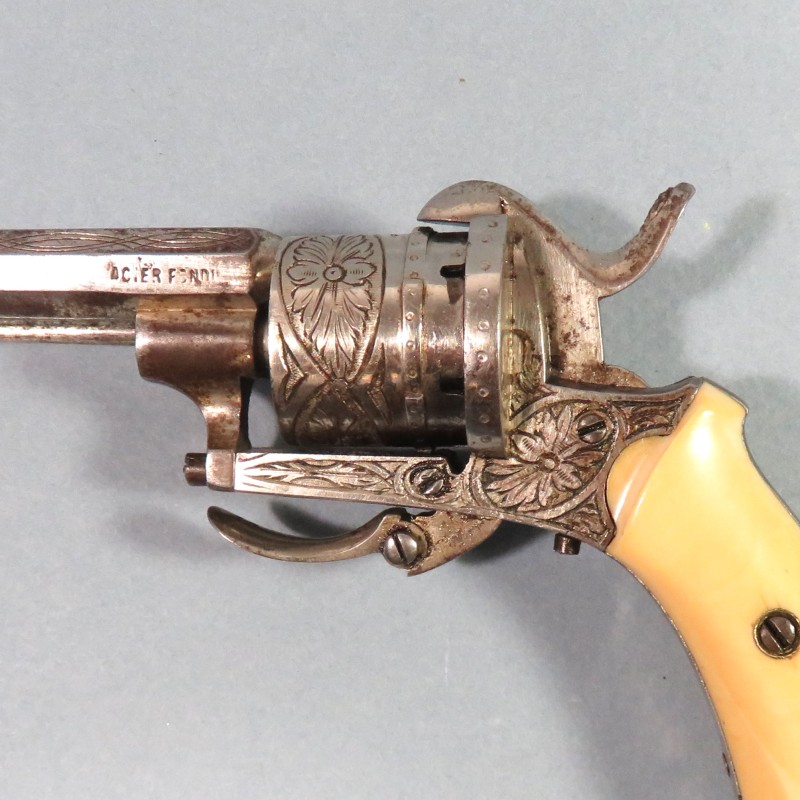 TRES BEAU PETIT REVOLVER DE CALIBRE 5 mm A BROCHE DE TYPE LEFAUCHEUX FABRICATION LIEGE VERS 1860 - 1880