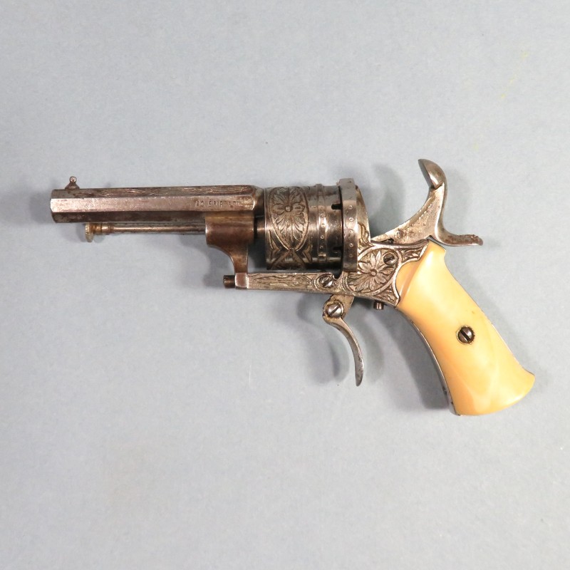 TRES BEAU PETIT REVOLVER DE CALIBRE 5 mm A BROCHE DE TYPE LEFAUCHEUX FABRICATION LIEGE VERS 1860 - 1880