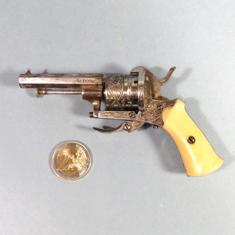 TRES BEAU PETIT REVOLVER DE CALIBRE 5 mm A BROCHE DE TYPE LEFAUCHEUX FABRICATION LIEGE VERS 1860 - 1880