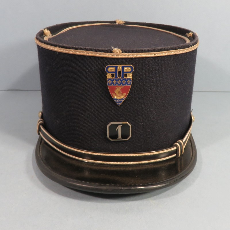 KEPI DE LA POLICE DE PARIS ANNEES 1950 1960 AVEC SON INSIGNE EMAILLE ET SON NUMERO D'ARRONDISSEMENT