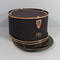 KEPI DE LA POLICE DE PARIS ANNEES 1950 1960 AVEC SON INSIGNE EMAILLE ET SON NUMERO D'ARRONDISSEMENT