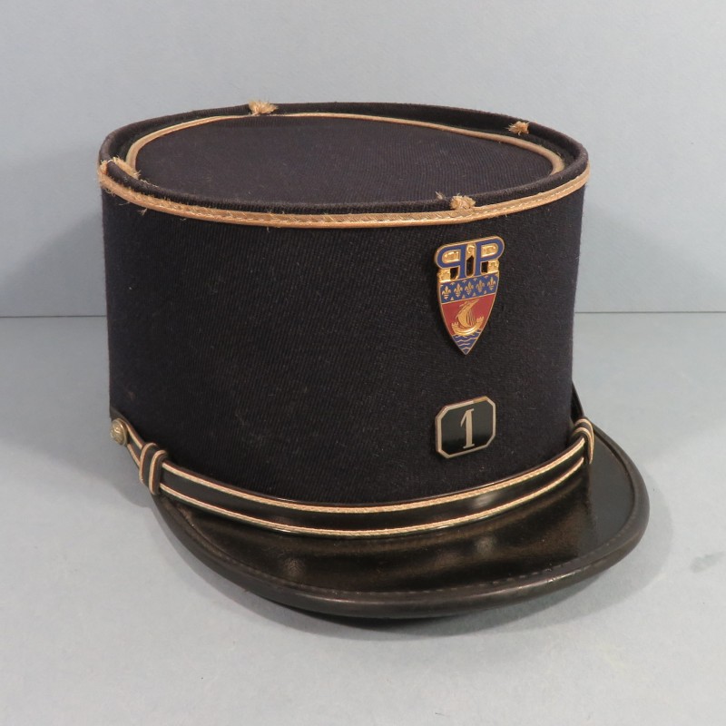 KEPI DE LA POLICE DE PARIS ANNEES 1950 1960 AVEC SON INSIGNE EMAILLE ET SON NUMERO D'ARRONDISSEMENT