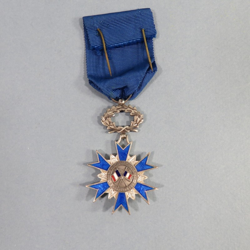 FRANCE MEDAILLE DE CHEVALIER DE L'ORDRE NATIONAL DU MERITE ONM FABRICATION EN ARGENT