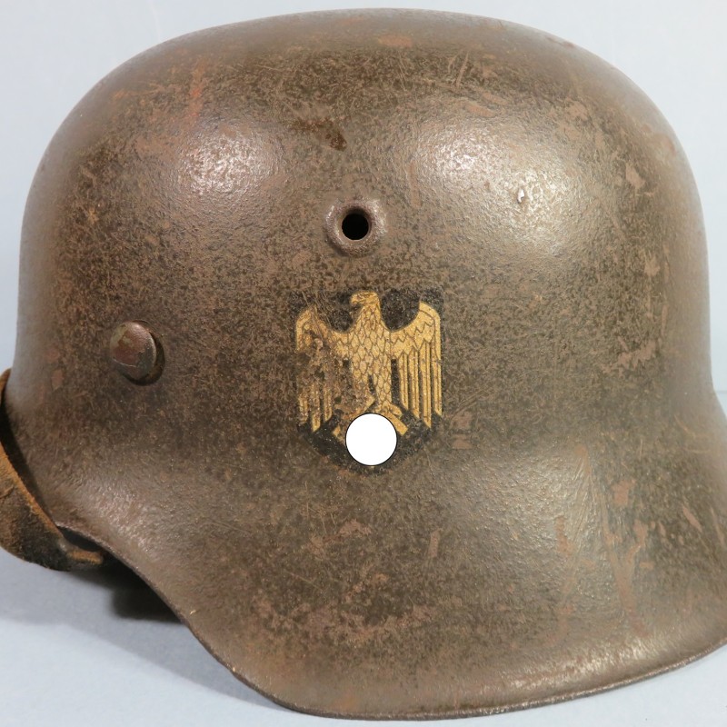 CASQUE ALLEMAND WEHRMACHT HEER MODELE 1942 UN INSIGNE PEINTURE FELDGRAU TAILLE 58 AVEC SON INTERIEUR