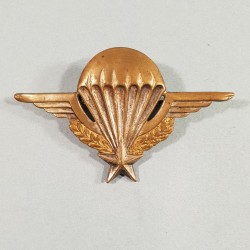 INSIGNE MILITAIRE BREVET PARACHUTISTE NUMEROTE 398503 ANNEE 1977 FABRICATION DRAGO RUE ROMAINVILLE