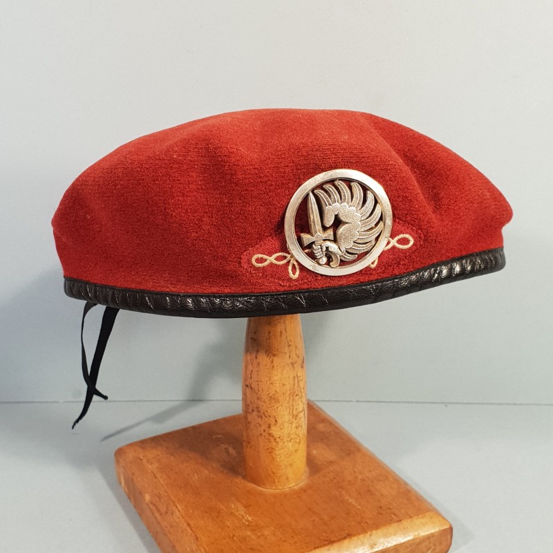 BERET ROUGE AMARANTE HUSSARDS PARACHUTISTES TAILLE 55 FABRICATION ANNEES 2000 1er RHP