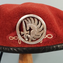 BERET ROUGE AMARANTE HUSSARDS PARACHUTISTES TAILLE 55 FABRICATION ANNEES 2000 1er RHP