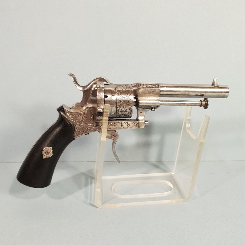 TRES BEAU REVOLVER DE CALIBRE 7 mm A BROCHE CATEGORIE D DE TYPE LEFAUCHEUX FABRICATION LIEGE VERS 1860 - 1880