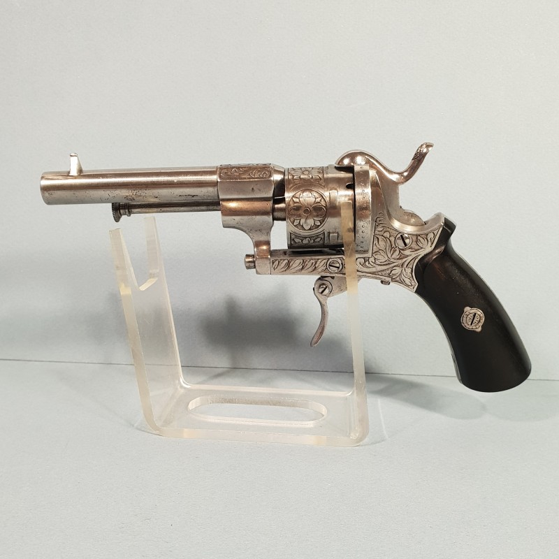 TRES BEAU REVOLVER DE CALIBRE 7 mm A BROCHE CATEGORIE D DE TYPE LEFAUCHEUX FABRICATION LIEGE VERS 1860 - 1880