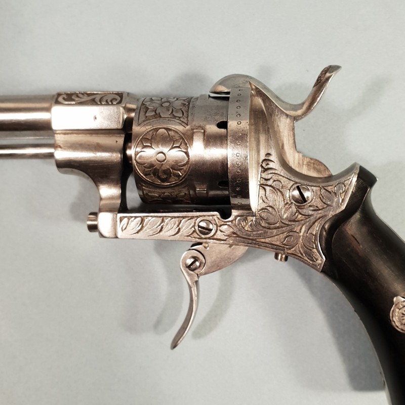 TRES BEAU REVOLVER DE CALIBRE 7 mm A BROCHE CATEGORIE D DE TYPE LEFAUCHEUX FABRICATION LIEGE VERS 1860 - 1880