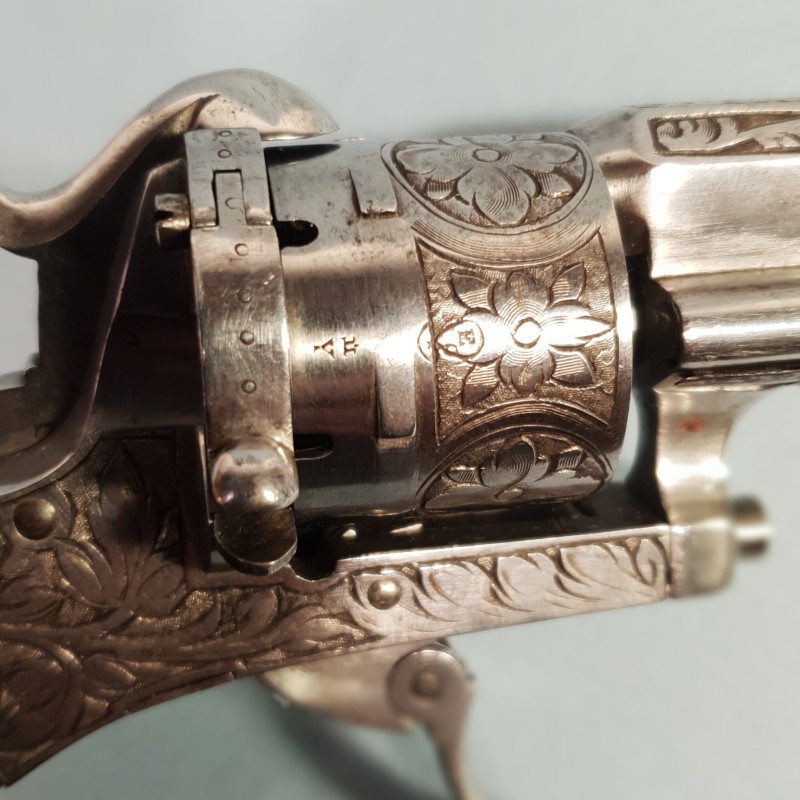 TRES BEAU REVOLVER DE CALIBRE 7 mm A BROCHE CATEGORIE D DE TYPE LEFAUCHEUX FABRICATION LIEGE VERS 1860 - 1880