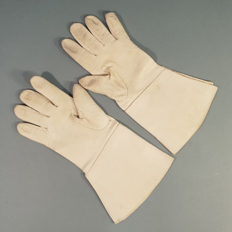 PAIRE DE GANTS CRISPIN EN CUIR BLANC CAVALERIE GENDARMERIE GARDE REPUBLICAINE GARDE AU DRAPEAU SAPEURS TAILLE 9