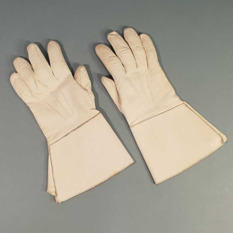 PAIRE DE GANTS CRISPIN EN CUIR BLANC CAVALERIE GENDARMERIE GARDE REPUBLICAINE GARDE AU DRAPEAU SAPEURS TAILLE 8.5