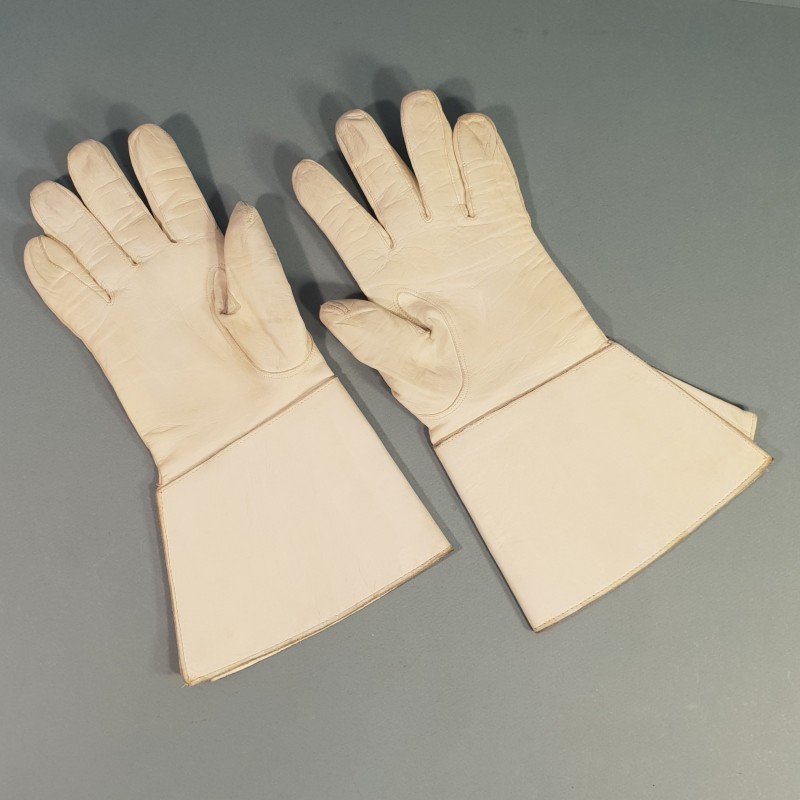 PAIRE DE GANTS CRISPIN EN CUIR BLANC CAVALERIE GENDARMERIE GARDE REPUBLICAINE GARDE AU DRAPEAU SAPEURS TAILLE 8.5