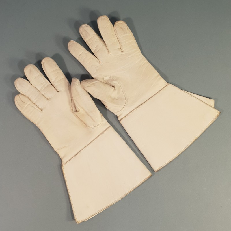 PAIRE DE GANTS CRISPIN EN CUIR BLANC CAVALERIE GENDARMERIE GARDE REPUBLICAINE GARDE AU DRAPEAU SAPEURS TAILLE 8.5