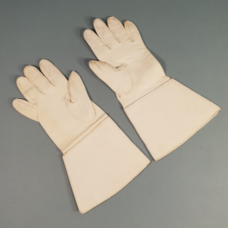 PAIRE DE GANTS CRISPIN EN CUIR BLANC CAVALERIE GENDARMERIE GARDE REPUBLICAINE GARDE AU DRAPEAU SAPEURS TAILLE 7.5