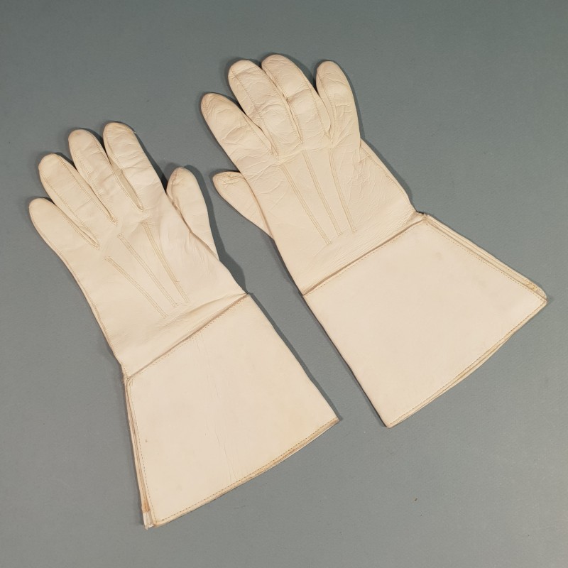 PAIRE DE GANTS CRISPIN EN CUIR BLANC CAVALERIE GENDARMERIE GARDE REPUBLICAINE GARDE AU DRAPEAU SAPEURS TAILLE 7.5