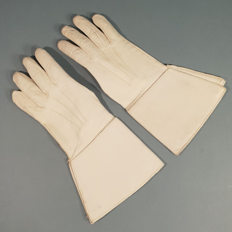 PAIRE DE GANTS CRISPIN EN CUIR BLANC CAVALERIE GENDARMERIE GARDE REPUBLICAINE GARDE AU DRAPEAU SAPEURS TAILLE 8.5