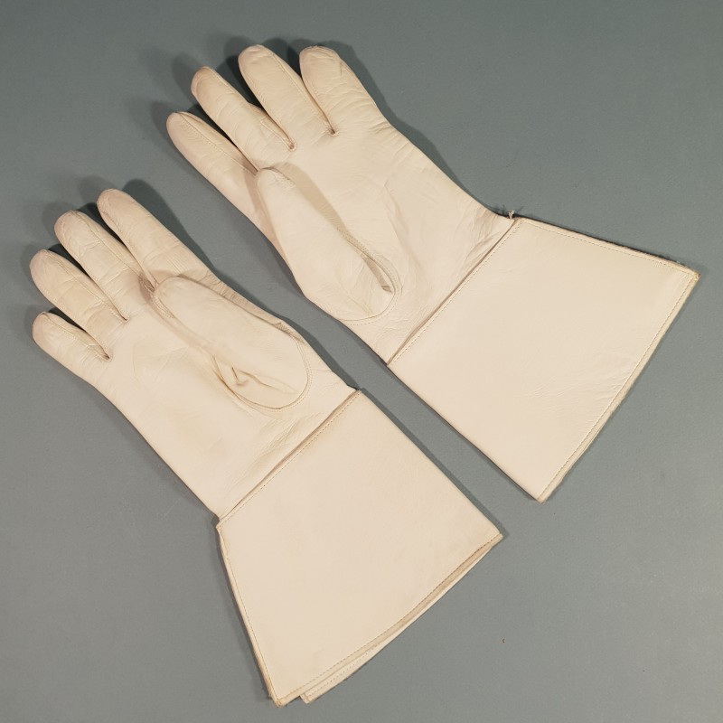 PAIRE DE GANTS CRISPIN EN CUIR BLANC CAVALERIE GENDARMERIE GARDE REPUBLICAINE GARDE AU DRAPEAU SAPEURS TAILLE 8.5