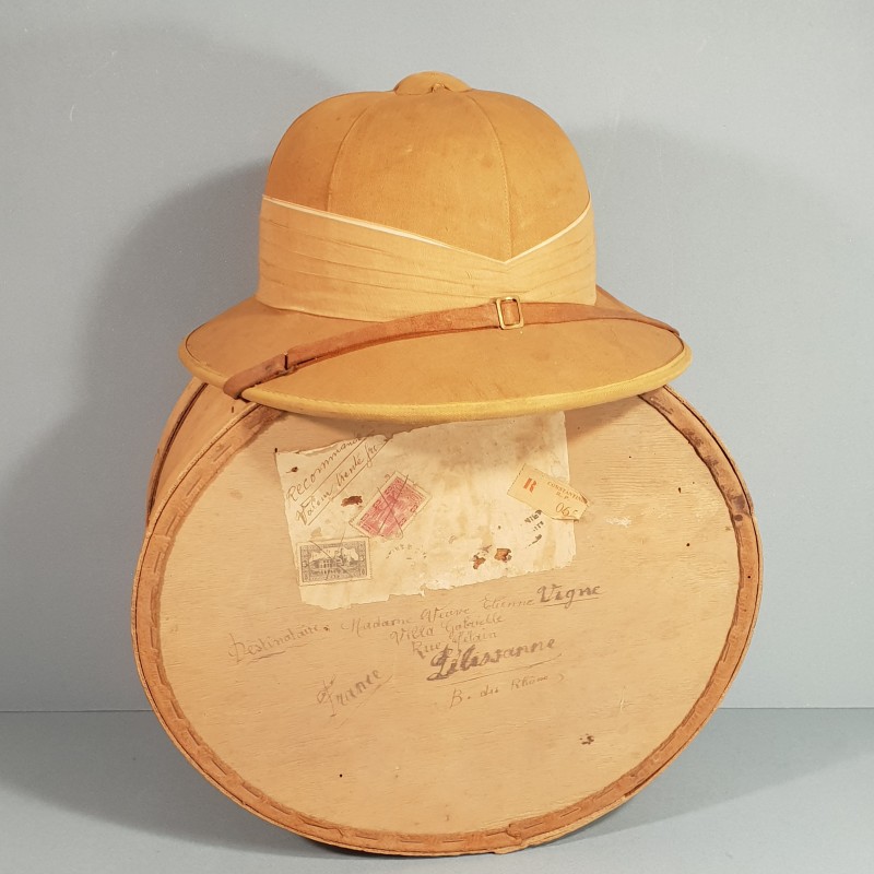 CASQUE COLONIAL EN TOILE BEIGE ET LIEGE FABRICATION CIVIL 1936 BOITE DE TRANSPORT POSTAL TIMBRES ALGERIE 1936