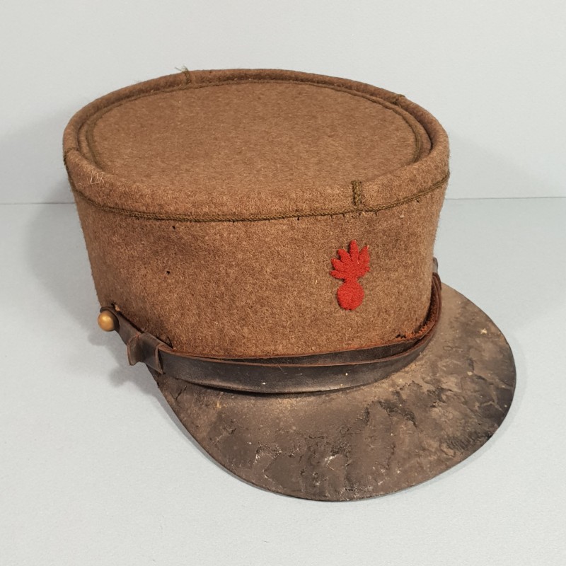 RARE !! KEPI POLO COULEUR KAKI AVEC GRENADE ROUGE ET SOUTACHE KAKI TAMPONNE ANNEES 1920 INFANTERIE OU LEGION ETRANGER