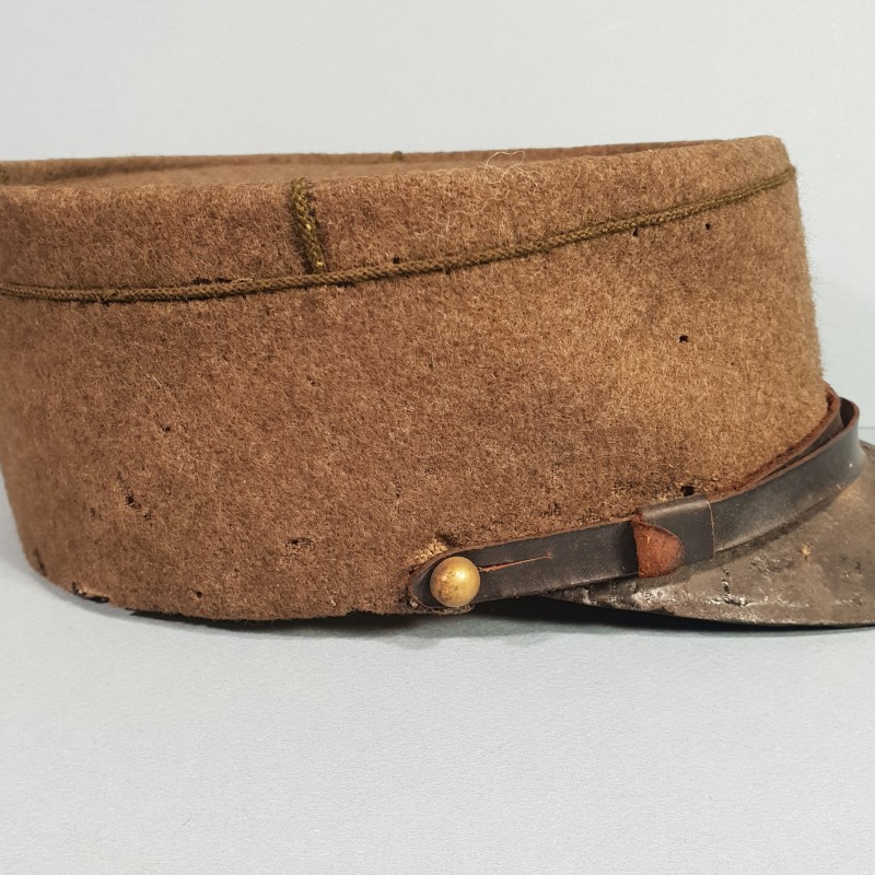 RARE !! KEPI POLO COULEUR KAKI AVEC GRENADE ROUGE ET SOUTACHE KAKI TAMPONNE ANNEES 1920 INFANTERIE OU LEGION ETRANGER