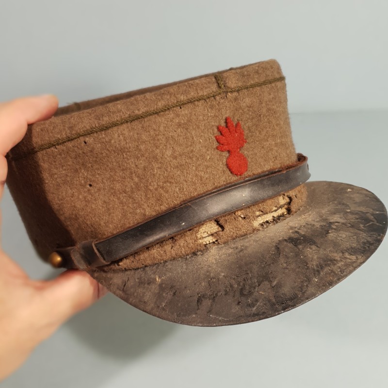 RARE !! KEPI POLO COULEUR KAKI AVEC GRENADE ROUGE ET SOUTACHE KAKI TAMPONNE ANNEES 1920 INFANTERIE OU LEGION ETRANGER