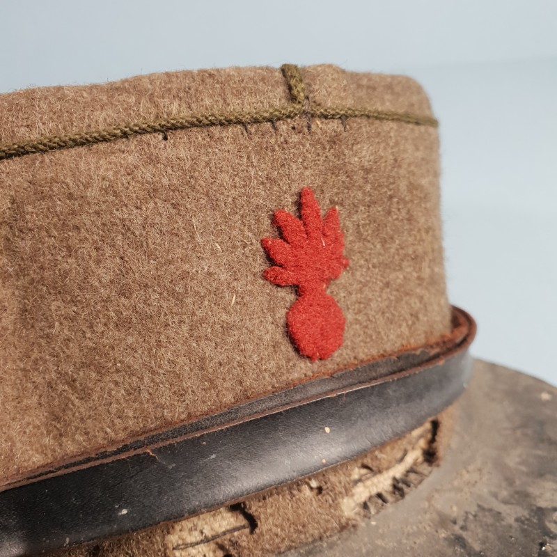 RARE !! KEPI POLO COULEUR KAKI AVEC GRENADE ROUGE ET SOUTACHE KAKI TAMPONNE ANNEES 1920 INFANTERIE OU LEGION ETRANGER