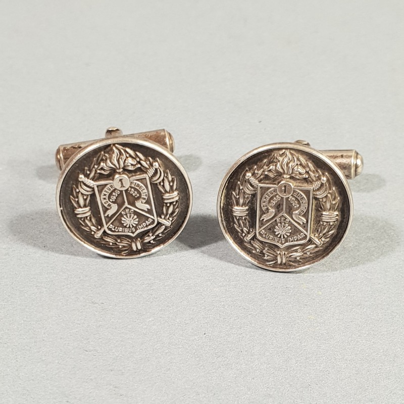 BOUTONS DE MANCHETTE DU 1 er REC REGIMENT ETRANGER DE CAVALERIE SOUVENIR DE NOEL 1984 EN ARGENT POINCONNES