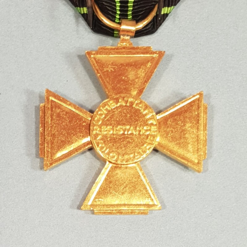 FRANCE MEDAILLE OU CROIX DES COMBATTANTS VOLONTAIRES DE LA RESISTANCE 1939-1945 EN BOITE