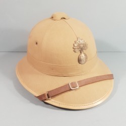 CASQUE COLONIAL BEIGE ET LIEGE GENDARMERIE MODELE 1931 FABRICATION ANNEES 1950 GRENADE ARGENTEE