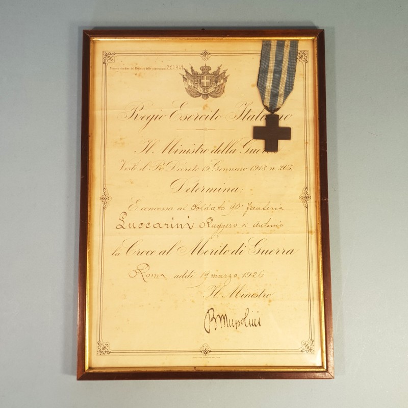 ITALIE CADRE AVEC MEDAILLE ET DIPLOME DU MERITE DE GUERRE DATE 1926 ET SIGNATURE TAMPON B. MUSSOLINI