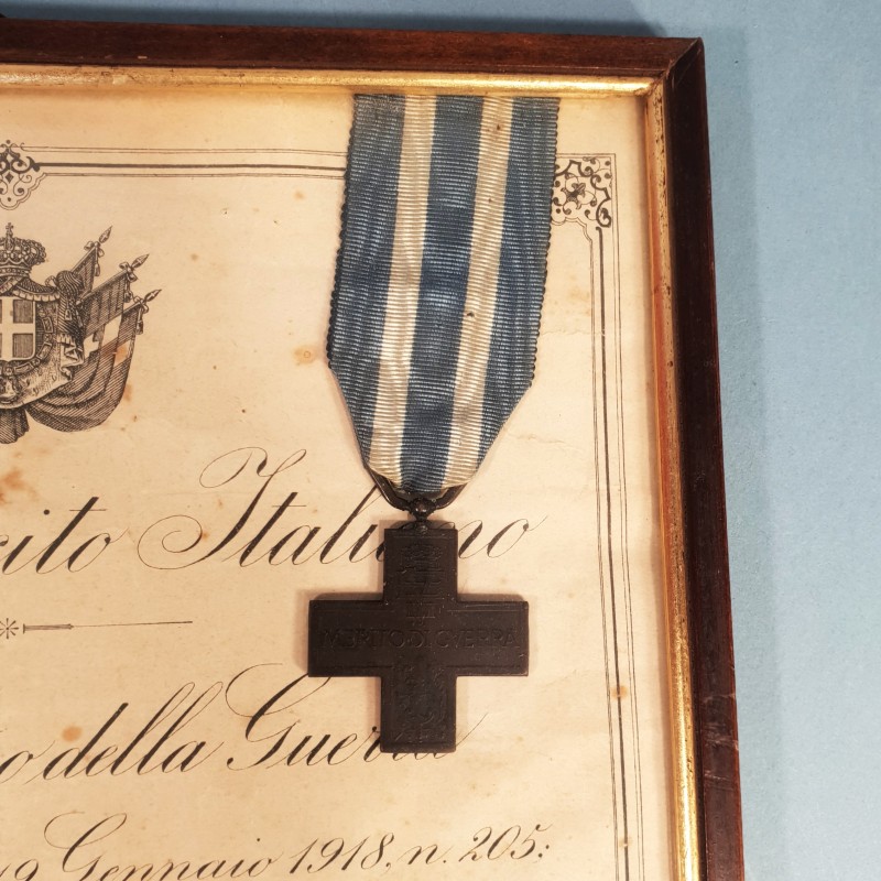 ITALIE CADRE AVEC MEDAILLE ET DIPLOME DU MERITE DE GUERRE DATE 1926 ET SIGNATURE TAMPON B. MUSSOLINI